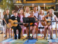 Ivar, Moa och Rebecka kompade på gitarr när Isac, William, Johanna, Tove, Maya, Tilda och Malte(skymd) sjöng Idas sommarvisa.