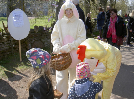 I år kom både påskharen och kycklingen på besök med godis till barnens stora förtjusning.